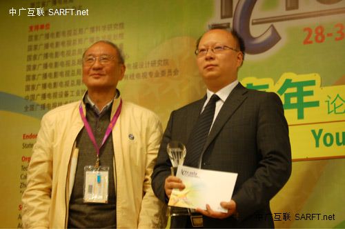 中科院声学研究所研究员侯自强先生为一等奖获得者颁奖